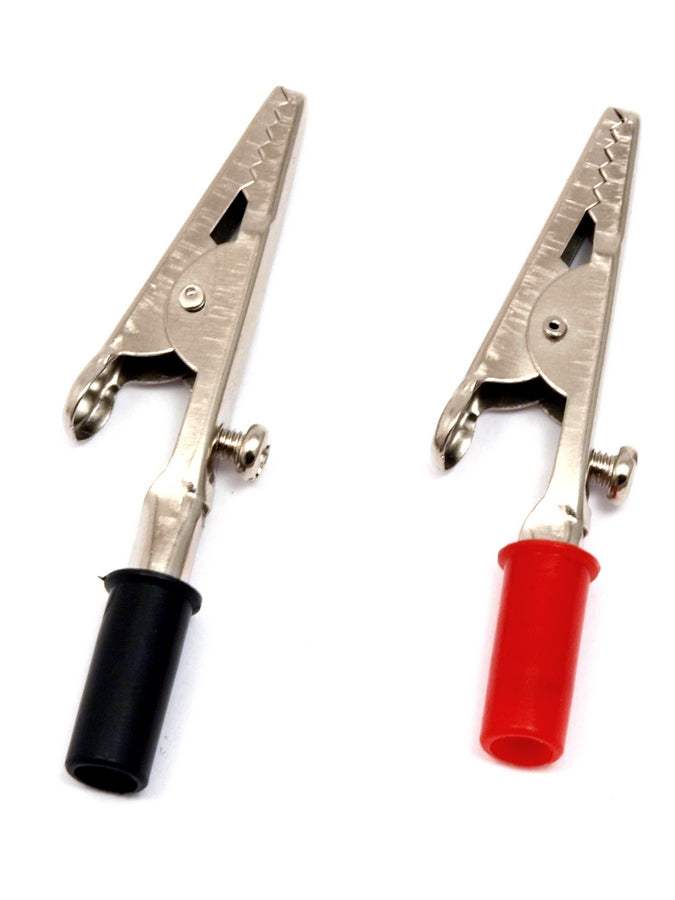 Presilha jacaré com encaixe banana vermelho e preto. O conjunto inclui 2 presilhas jacaré, uma preta e uma vermelha.