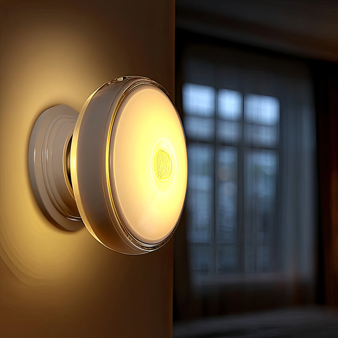 LÂMPADA LED COM SENSOR DE MOVIMENTO E SENSOR CREPÚSCULO NA BATERIA MAGNES