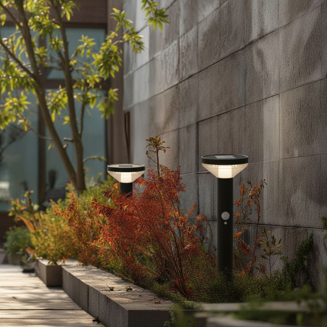 Lâmpada solar LED com sensor, preta, IP44, 3 modos de luz, bateria Li-ion 18650 3,7V 1200 mAh, Maclean MCE465 B