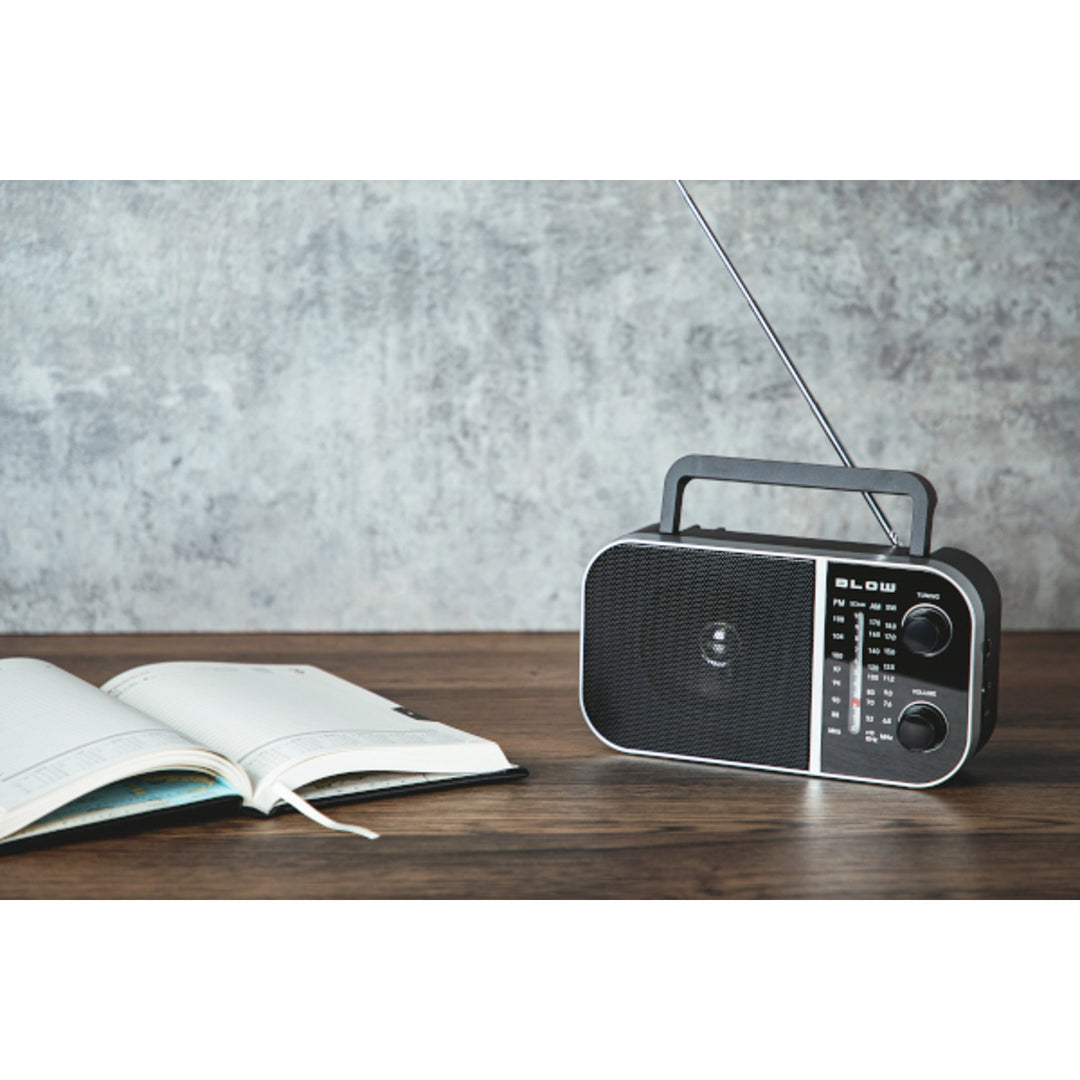 Rádio AM/FM analógico portátil Blow RA6, alimentado por bateria e rede elétrica