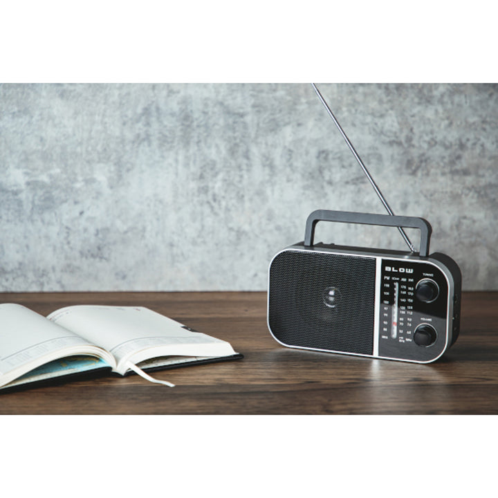 Rádio AM/FM analógico portátil Blow RA6, alimentado por bateria e rede elétrica