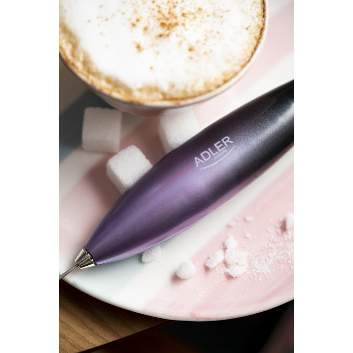Adler AD 4499 Espumador de leche con soporte, Color morado y negro