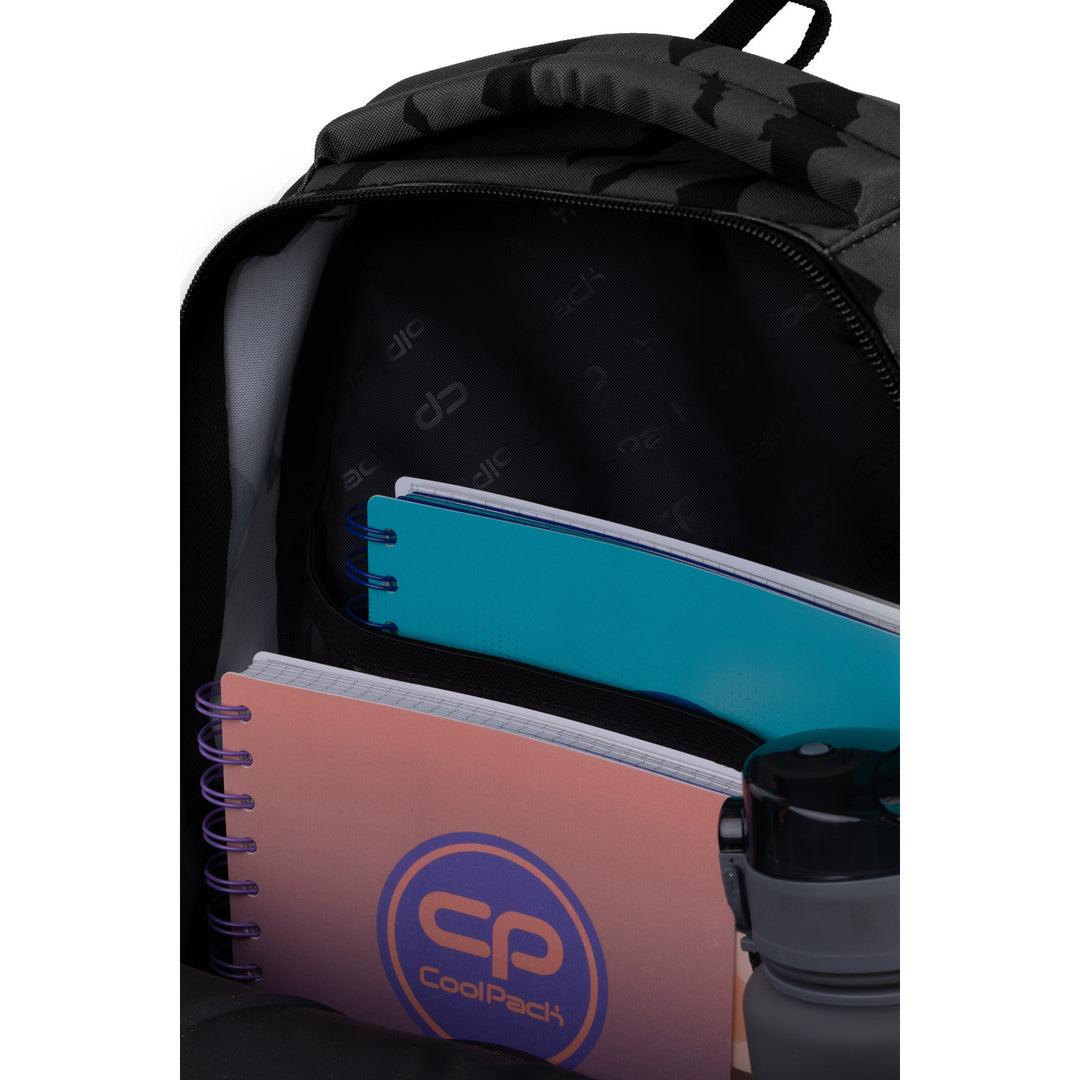 Mochila escolar CoolPack Darker Night Youth, espaçosa e confortável F029680