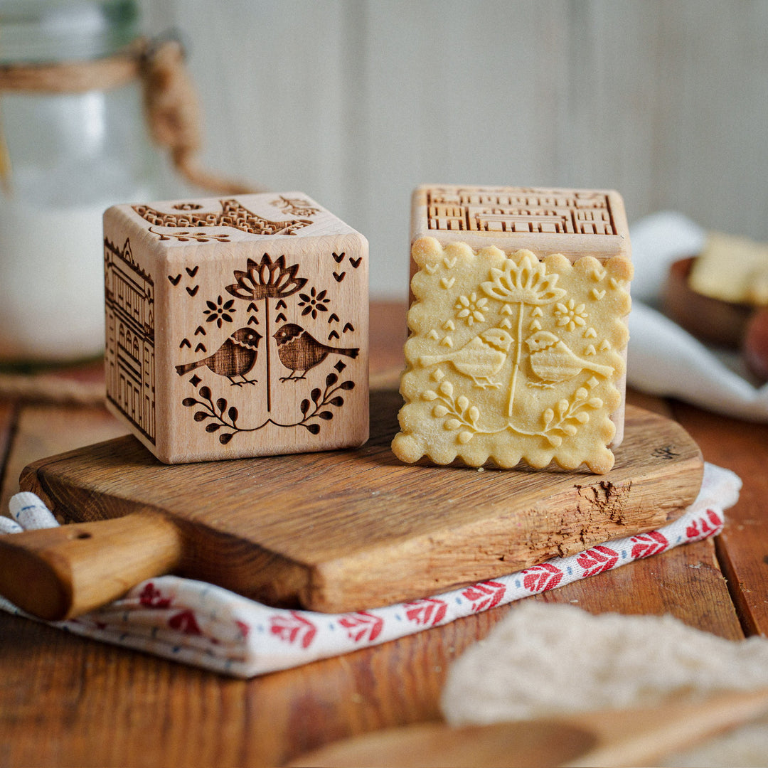 Caixa para bolachas Goody Woody gravada, 6 cm, madeira de faia, 6 desenhos, estilo escandinavo