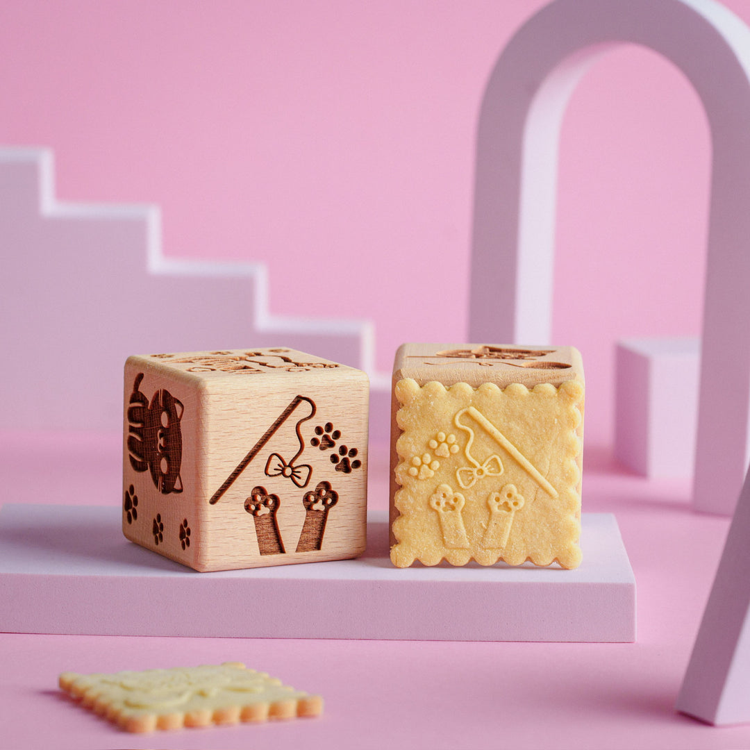 Cubo de bolo gravado Goody Woody, 6 cm, madeira de faia, 6 desenhos, gatos