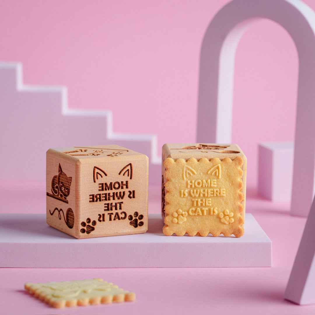 Cubo de bolo gravado Goody Woody, 6 cm, madeira de faia, 6 desenhos, gatos