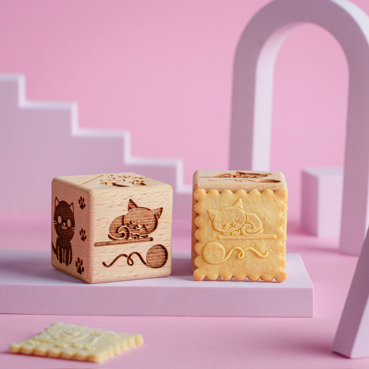 Cubo de bolo gravado Goody Woody, 6 cm, madeira de faia, 6 desenhos, gatos