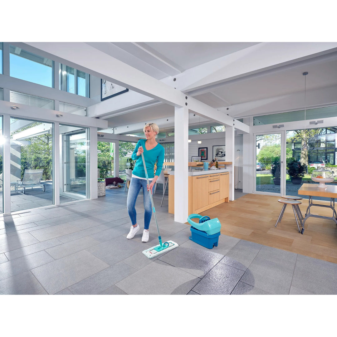 Set Profi de Leifheit, fregona y cubo con ruedas, escurrido con el pie, fácil de vaciar, capacidad de 8 l, recambio Micro duo, 55096