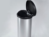 Lixeira de 40 litros com pedal Curver prateado.