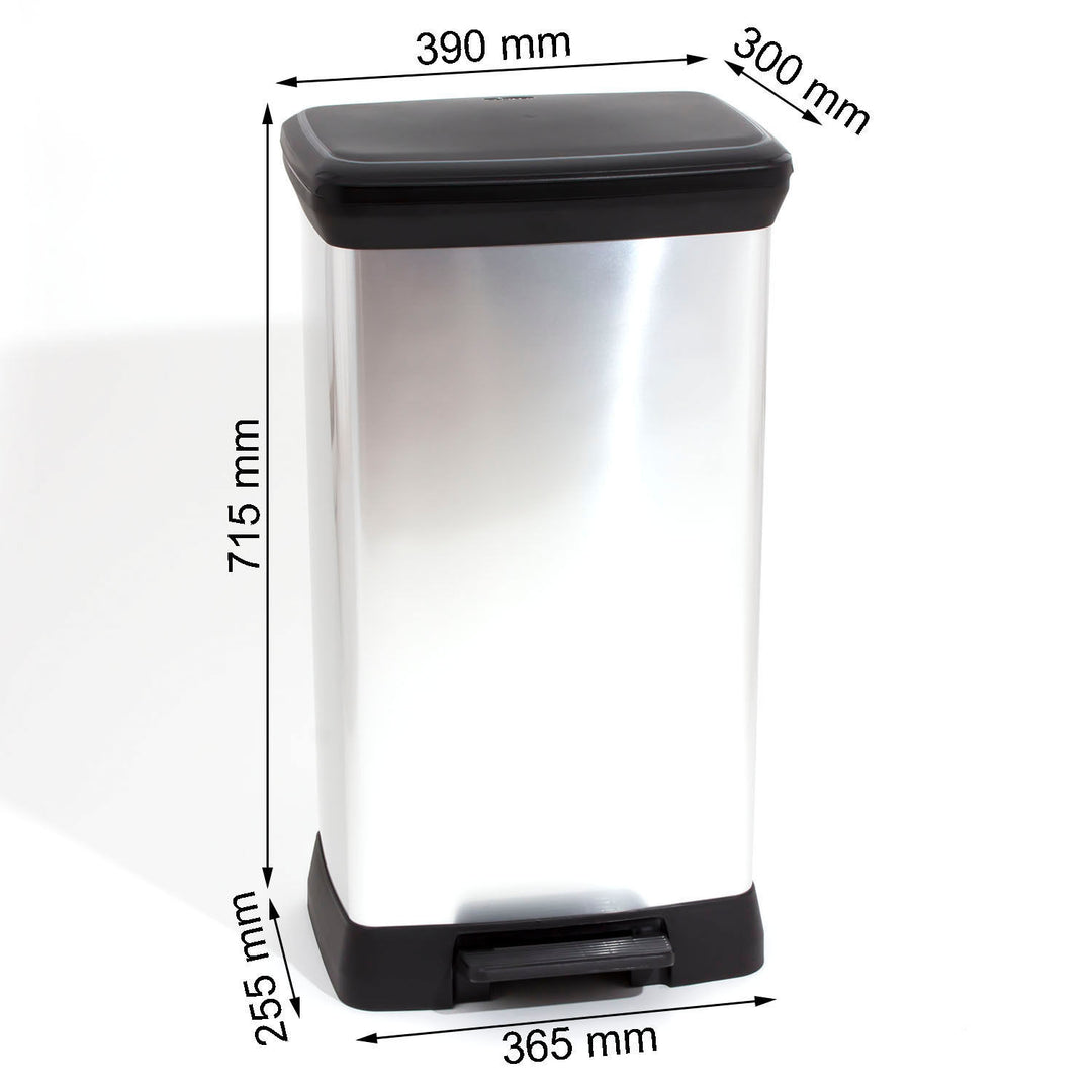 Cubo de basura con pedal hecho de plástico y cubierto con una superficie metalizada