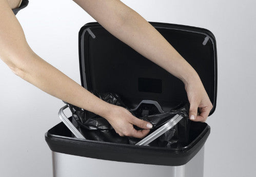 Cubo de basura con pedal hecho de plástico y cubierto con una superficie metalizada
