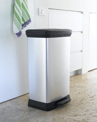 Cubo de basura con pedal hecho de plástico y cubierto con una superficie metalizada