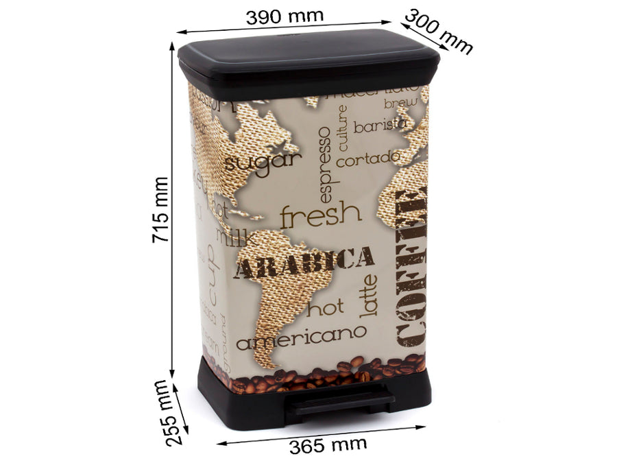 Cubo de basura con pedal hecho de plástico y cubierto con una superficie metalizada