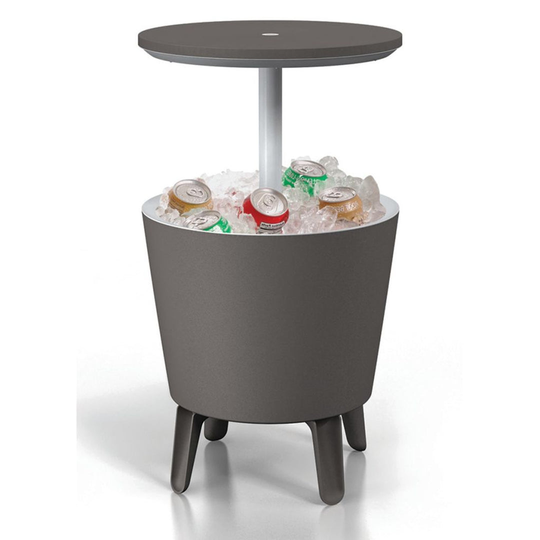 A mesa do bar do jardim: mesa de coquetéis e uma confortável geladeira Curver Outdoor