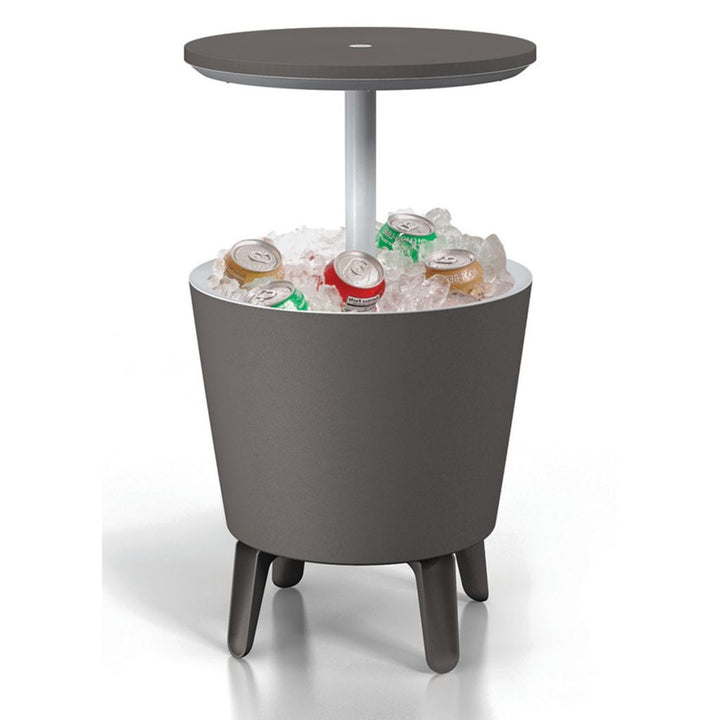 A mesa do bar do jardim: mesa de coquetéis e uma confortável geladeira Curver Outdoor