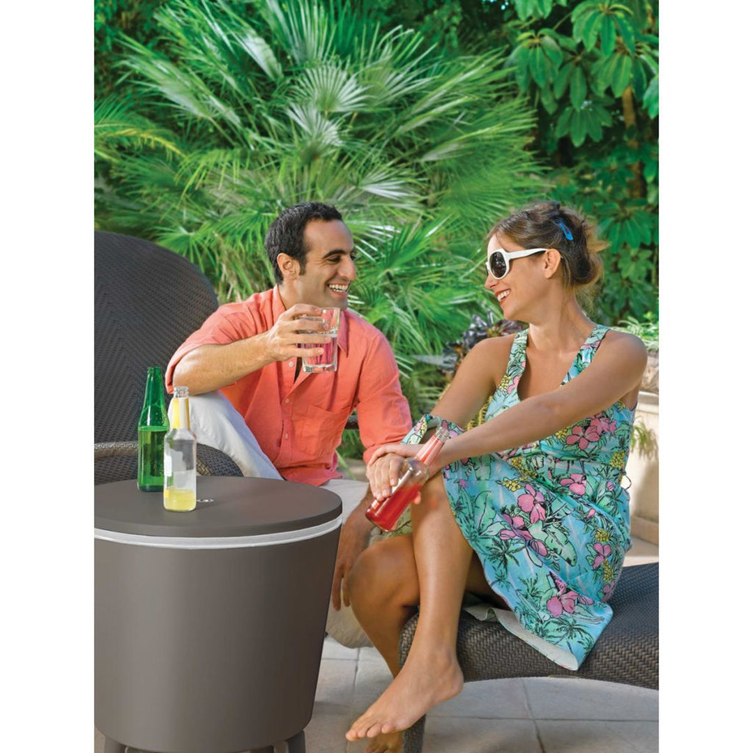 A mesa do bar do jardim: mesa de coquetéis e uma confortável geladeira Curver Outdoor