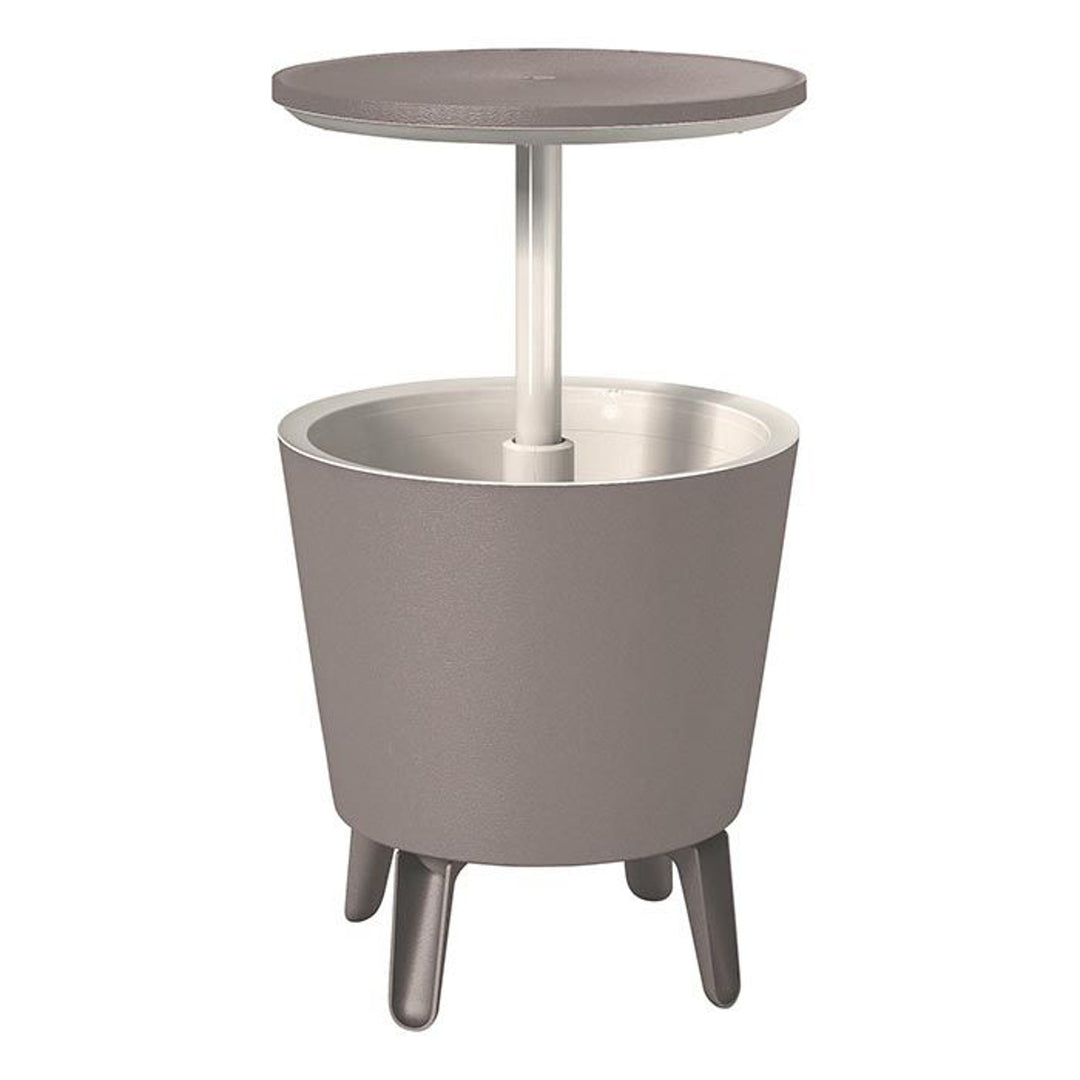 A mesa do bar do jardim: mesa de coquetéis e uma confortável geladeira Curver Outdoor