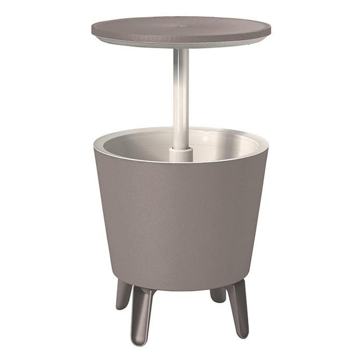 A mesa do bar do jardim: mesa de coquetéis e uma confortável geladeira Curver Outdoor