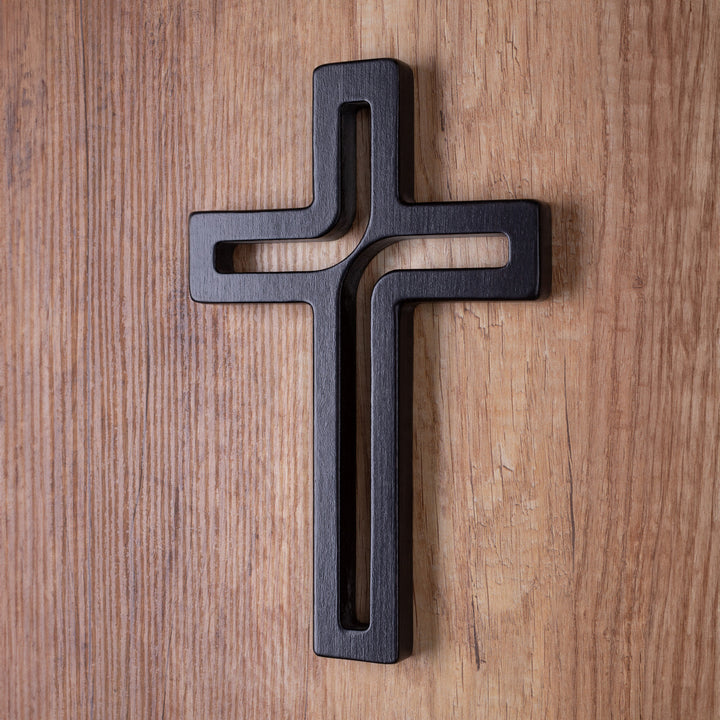 Cruz suspensa moderna em madeira preta 18x12x1,5 cm