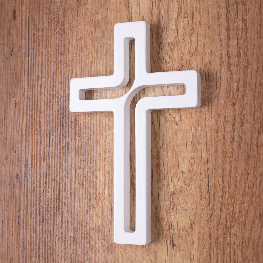 Cruz suspensa moderna em madeira branca 25x16x1,6 cm
