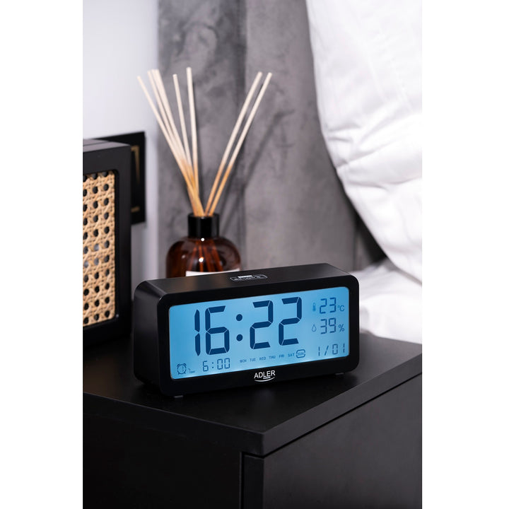 Reloj despertador a pilas Adler, negro, pantalla iluminada AD1195b