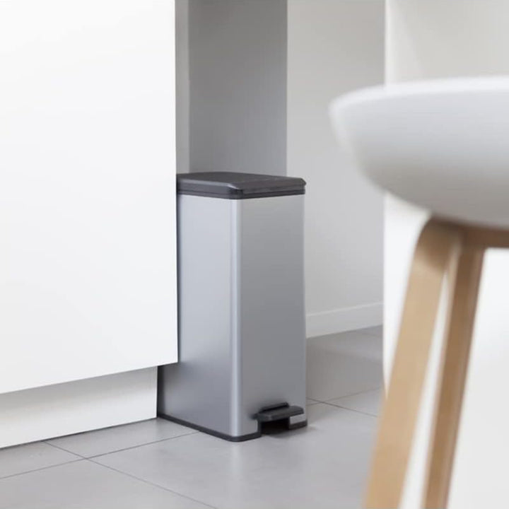 Papeleira com pedal Curver Slim Bin, capacidade 40L