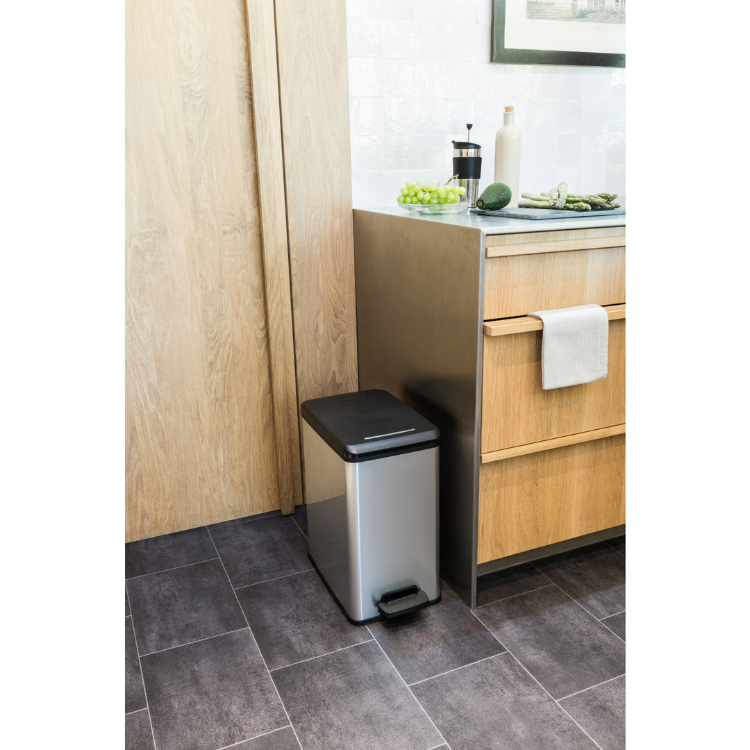 Papeleira com pedal Curver Slim Bin, capacidade de 25 L